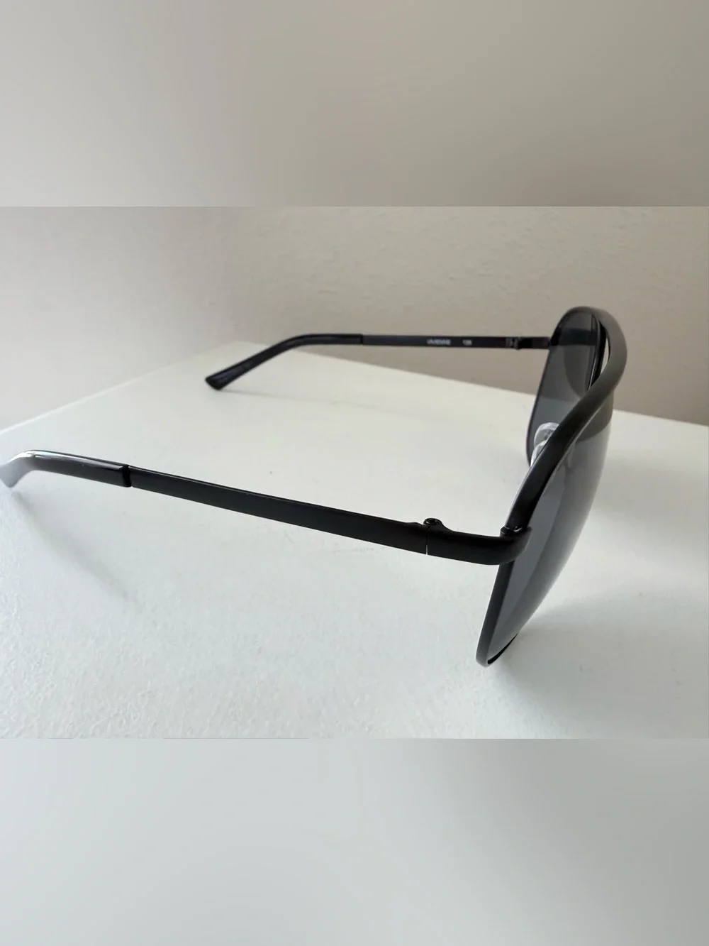 Quay Australia | Vivienne Large Aviator Sunglasses Black | With Case